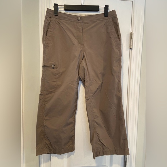 L.L. Bean Size 4 Brown Nylon Stretch Capri Cargo Hiking Pants Zip Pockets - Picture 1 of 12